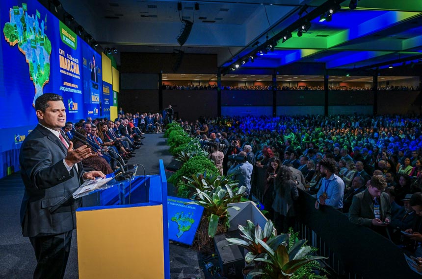 O presidente do Senado, Davi Alcolumbre, discursa em 2025 da Marcha dos Prefeitos, em Brasília: em viagens à capital federal, prefeitos se reúnem com parlamentares para tratar de emendas