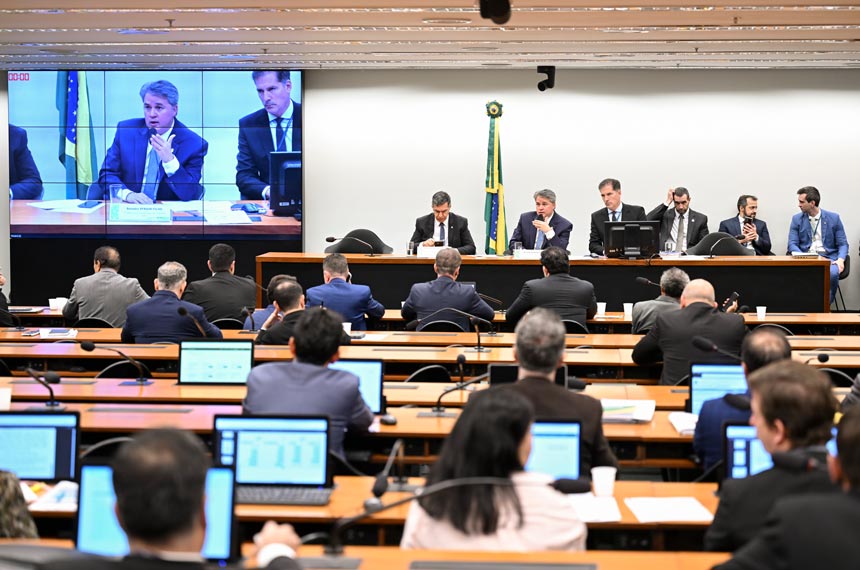 Senadores e deputados participam de reunião da Comissão Mista de Orçamento: emendas orçamentárias contarão com R$ 61 bilhões neste ano